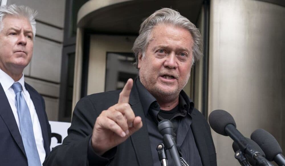 Ex-assessor de Trump, Steve Bannon se entrega às autoridades