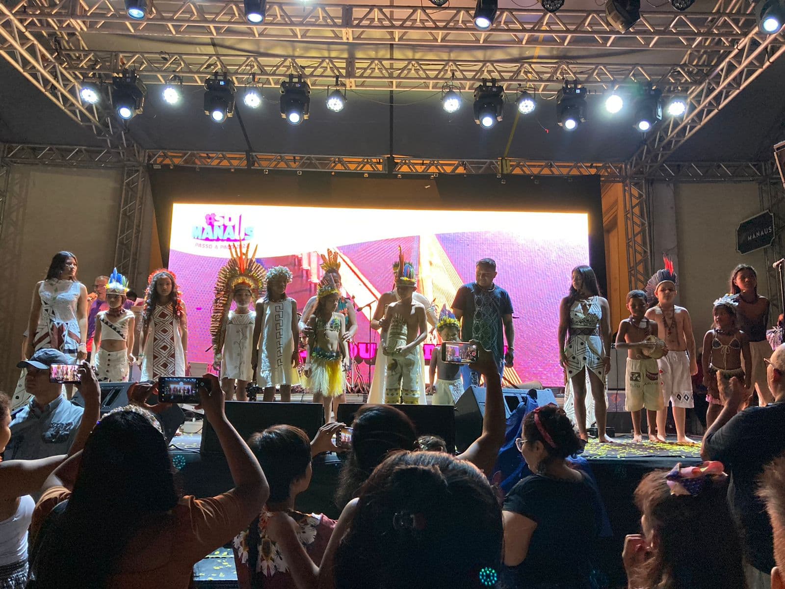 Desfile infantil leva moda indígena ao Passo Kids