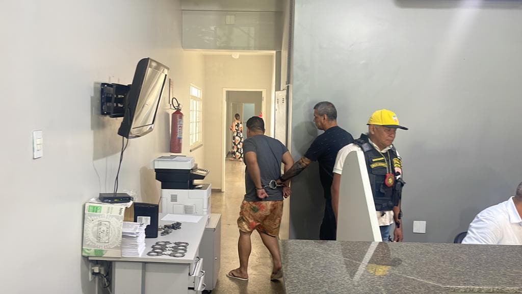 Suspeito de assaltar posto na Praça 14 é preso