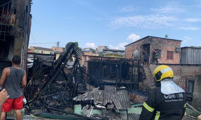 VÍDEO: Incêndio de grandes proporções atinge casas no Japiim