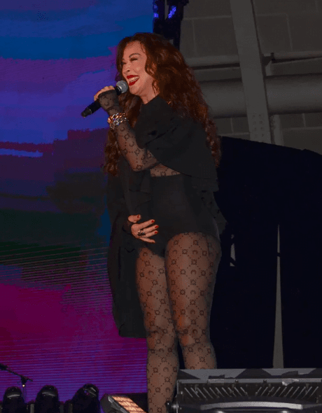 Cláudia Raia acaricia barriga em evento de beleza