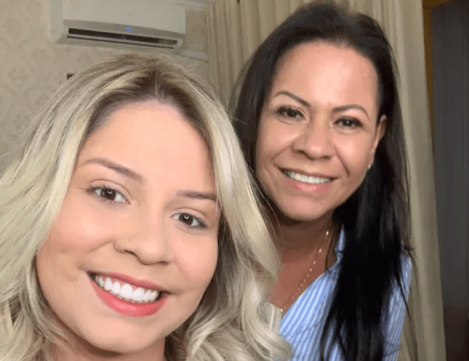 Mãe de Marília Mendonça contrata profissional para organizar roupas da filha