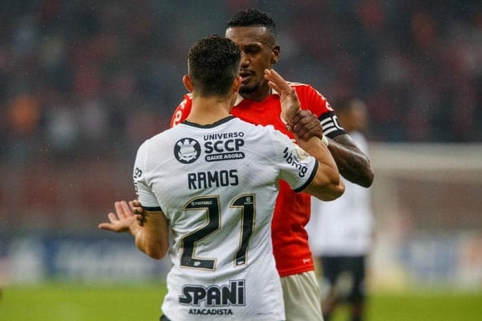 STJD absolve lateral do Corinthians em caso de racismo