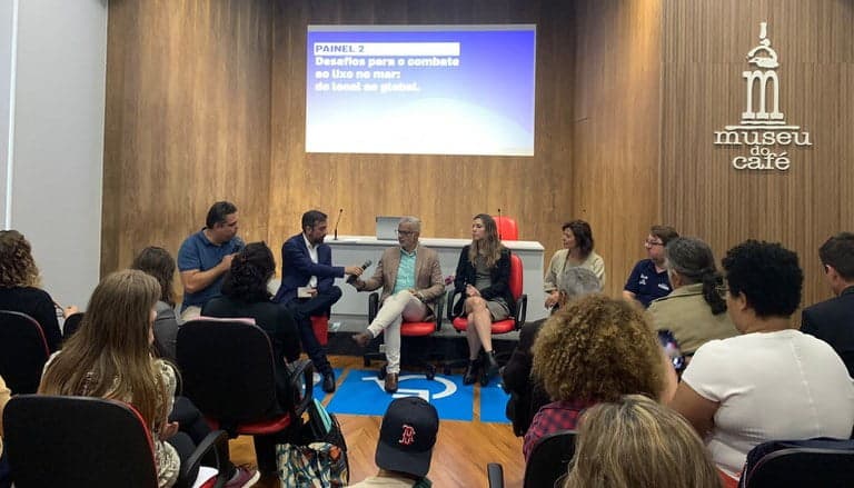 Brasileiro pode gerar 16kg de plástico por ano que chega ao oceano, revela estudo