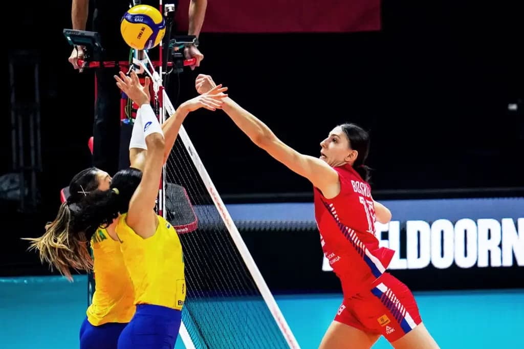 Brasil perde para a Sérvia e sonho do Mundial feminino de vôlei é adiado