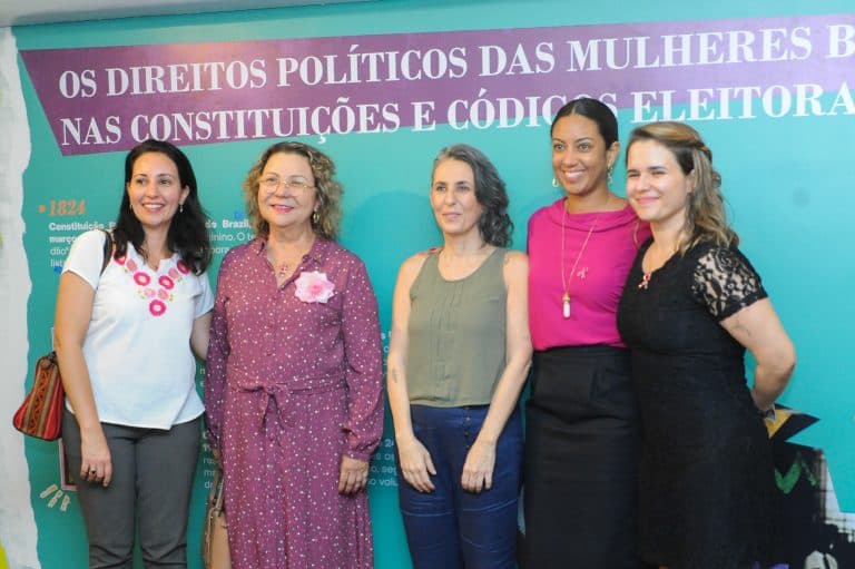 Voto feminino é tema de exposição na Câmara