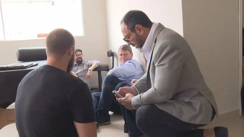 Tarcísio de Feitas é surpreendido por tiroteio em visita a Paraisópolis