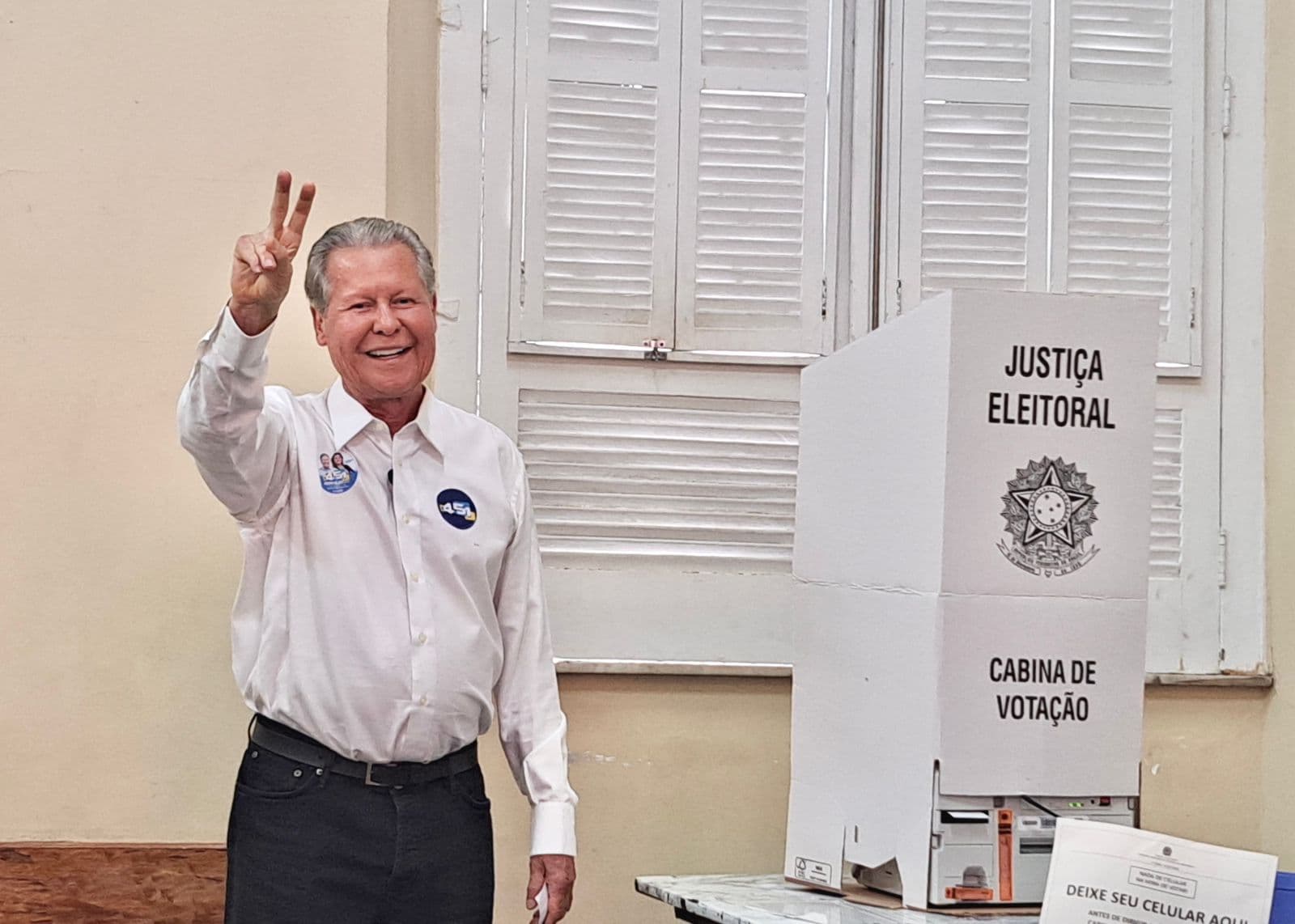 Arthur Virgílio, candidato ao Senado, vota em colégio no centro de Manaus
