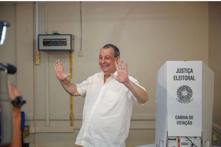 Omar Aziz vota em escola na Aparecida e destaca confiança na vitória