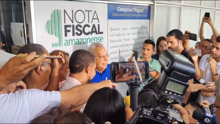 Amazonino Mendes vota e ressalta a importância da democracia