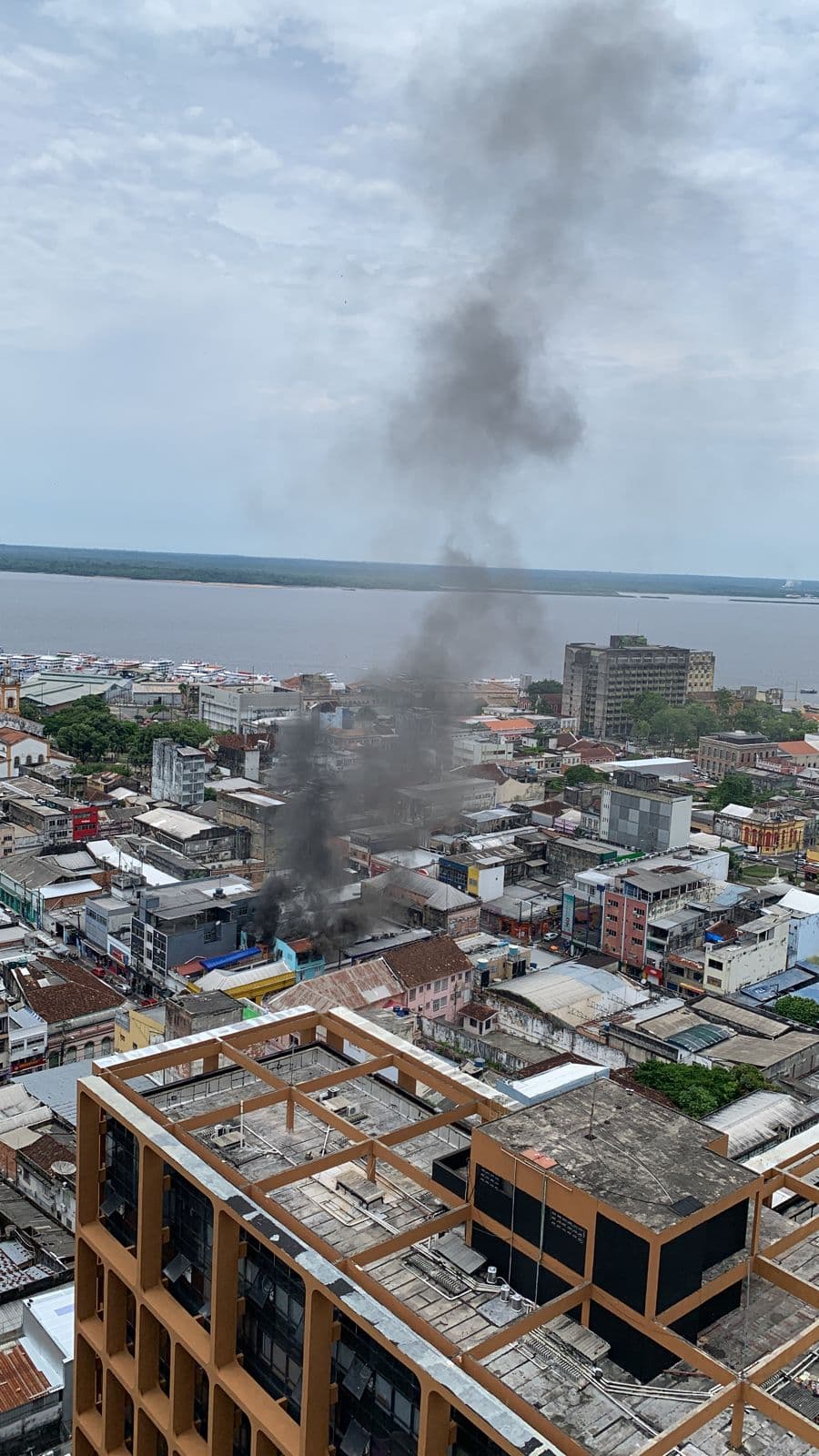 Incêndio atinge prédio localizado no Centro Histórico
