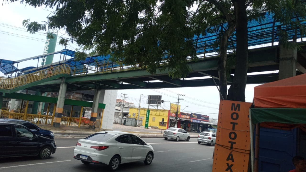 Mulher dá à luz em passarela na av. Torquato Tapajós, zona Norte