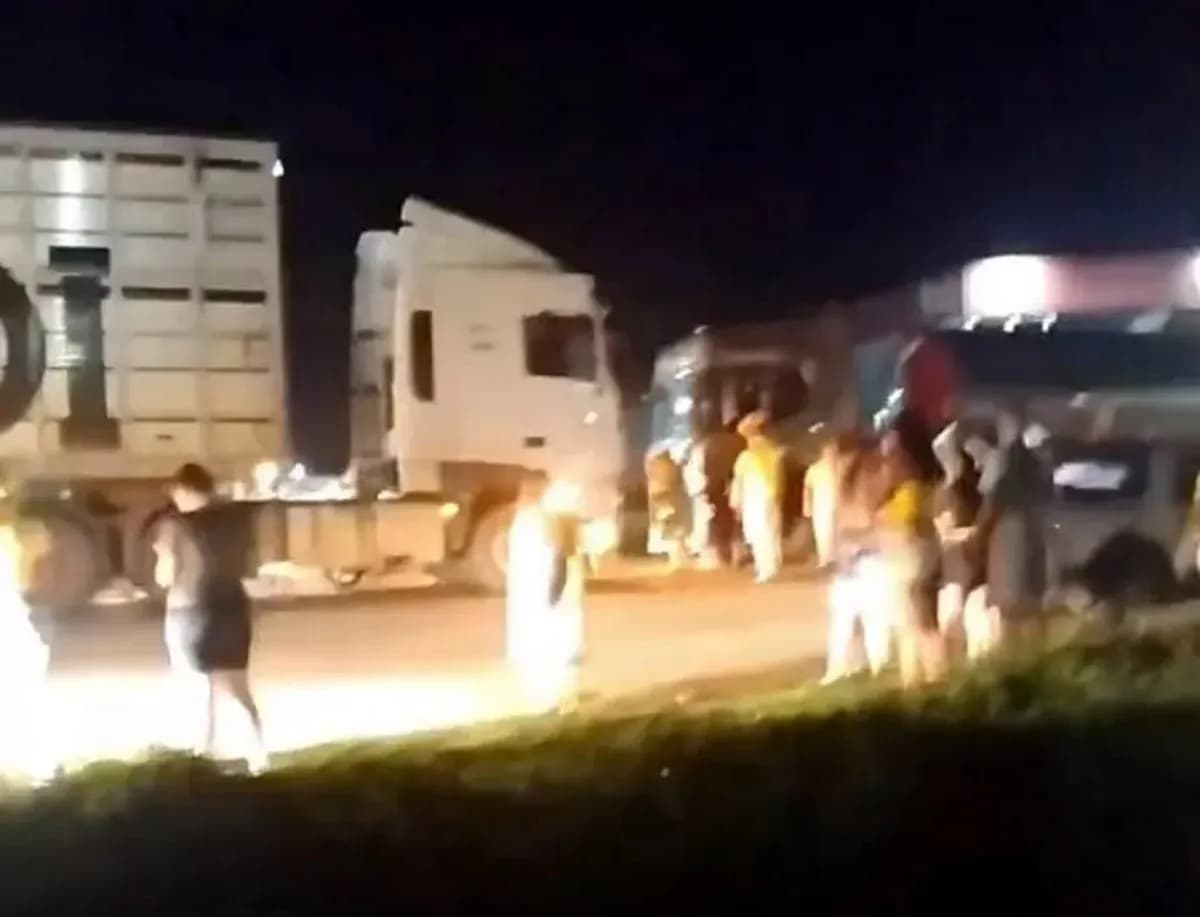 Inconformados, caminhoneiros interditam rodovias