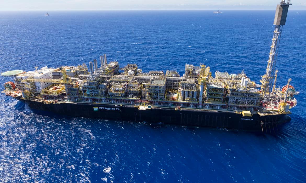 Opep+ decide fazer corte de produção de petróleo