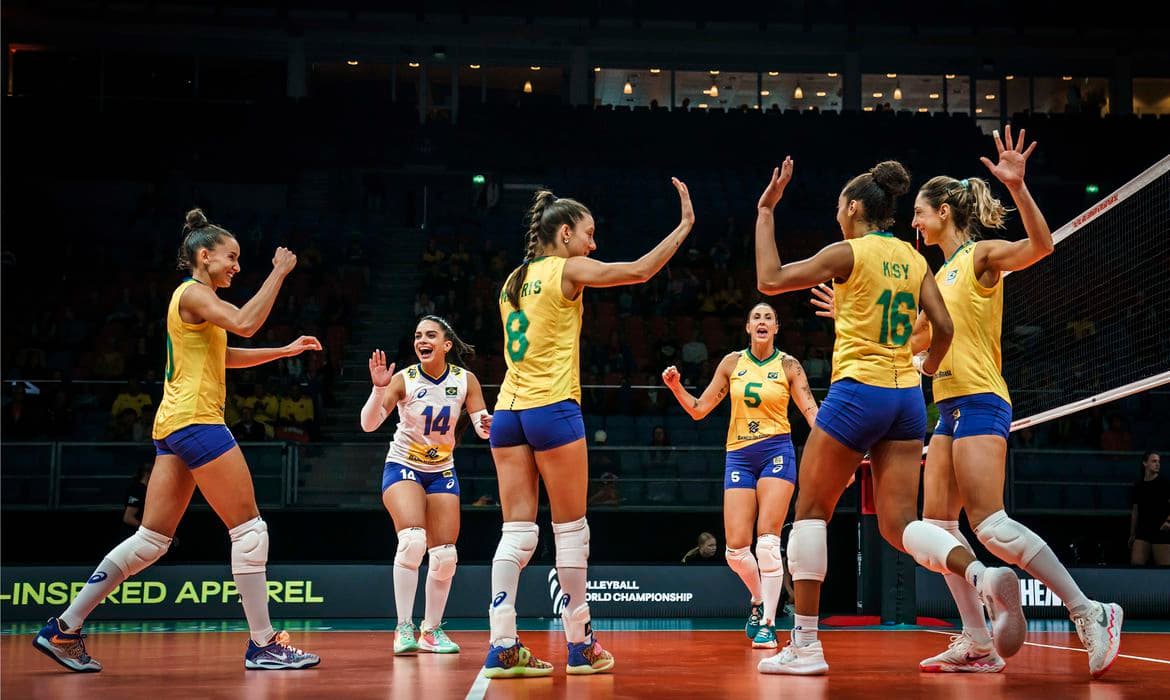 Vôlei feminino do Brasil encara Sérvia em disputa por título inédito hoje
