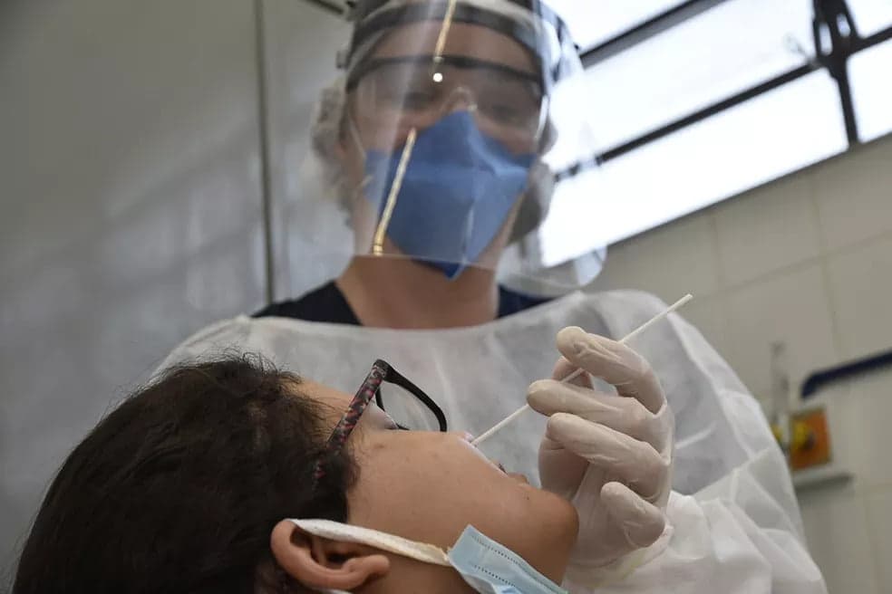 Média móvel de casos de Covid-19 chega a mais de 26 mil