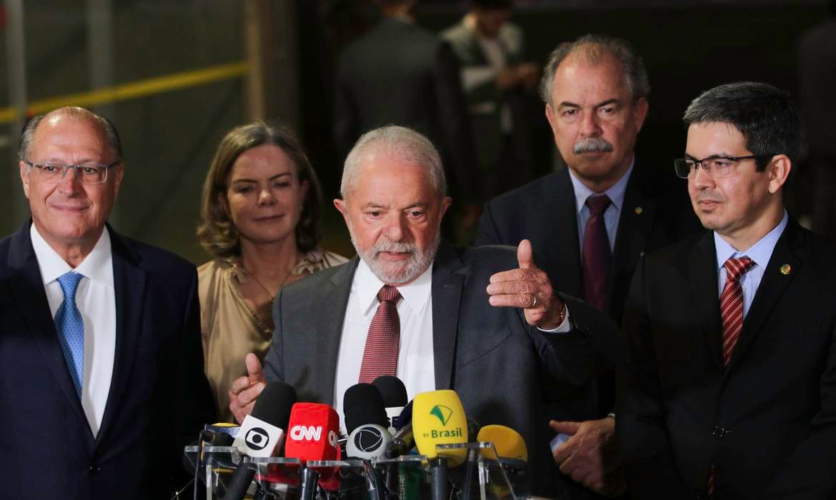 Lula deve definir nomes para ministérios após viagem ao Egito