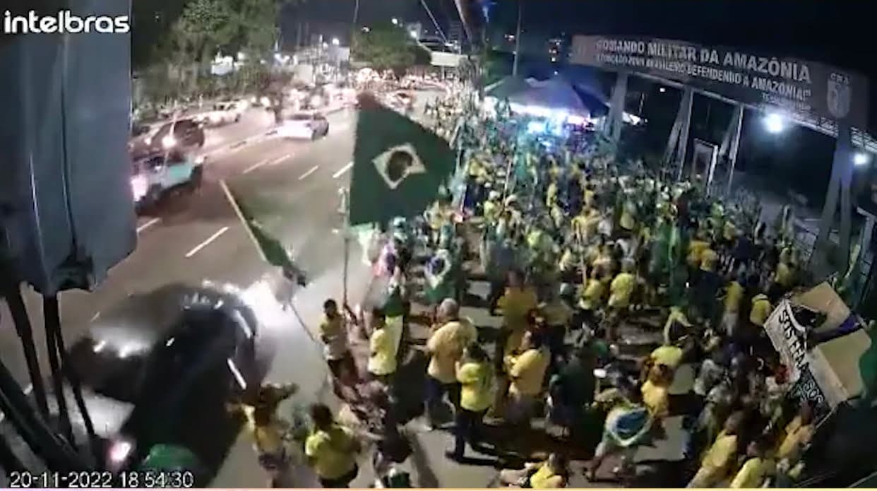Motorista arrasta cones e assusta manifestantes no CMA