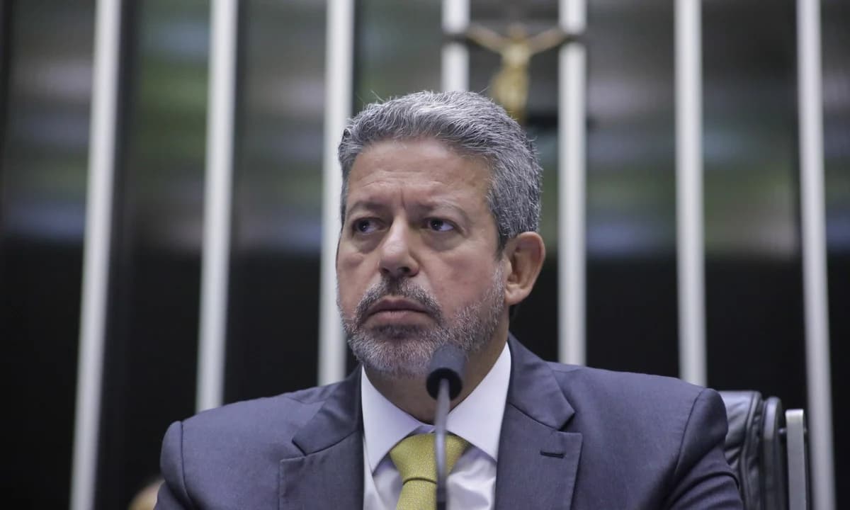 Lira deve segurar PEC que limita poderes do STF até fevereiro