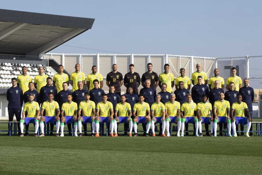 Seleção e comissão técnica fazem foto oficial antes da abertura da Copa