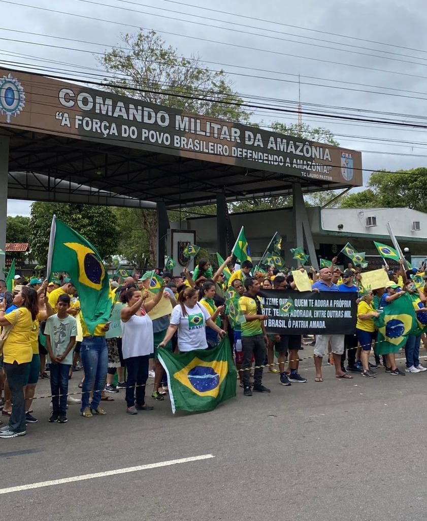 Inconformados, apoiadores de Bolsonaro protestam e pedem ajuda ao CMA