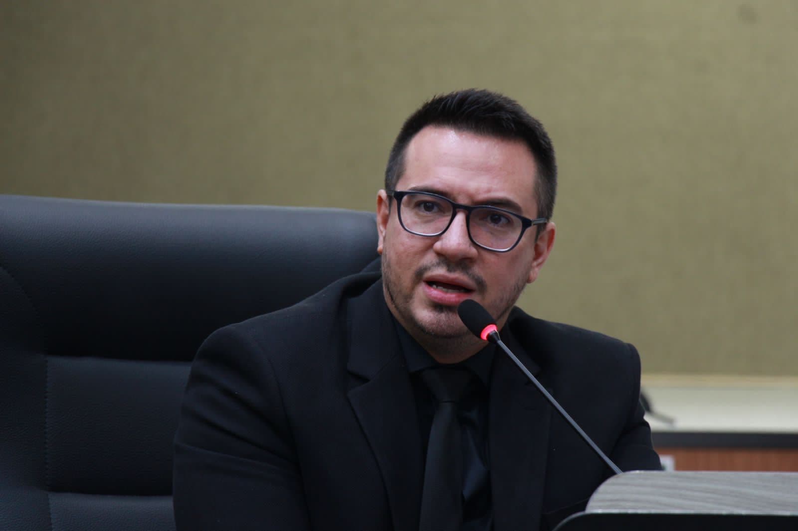 Guedes pede que comissão apurando denúncia contra ele exiba sessão ao vivo