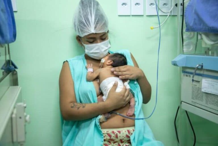 ‘Novembro Roxo’: contato pele a pele traz benefícios para mãe e bebê