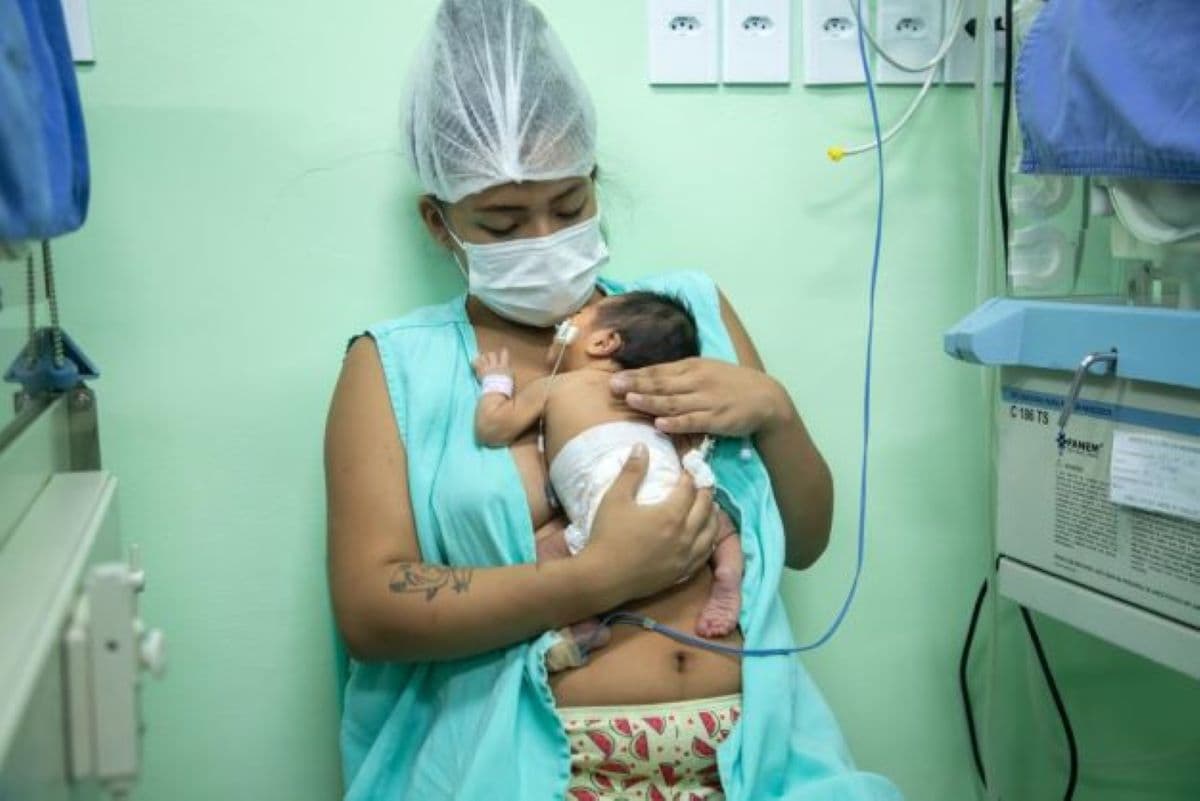 ‘Novembro Roxo’: contato pele a pele traz benefícios para mãe e bebê