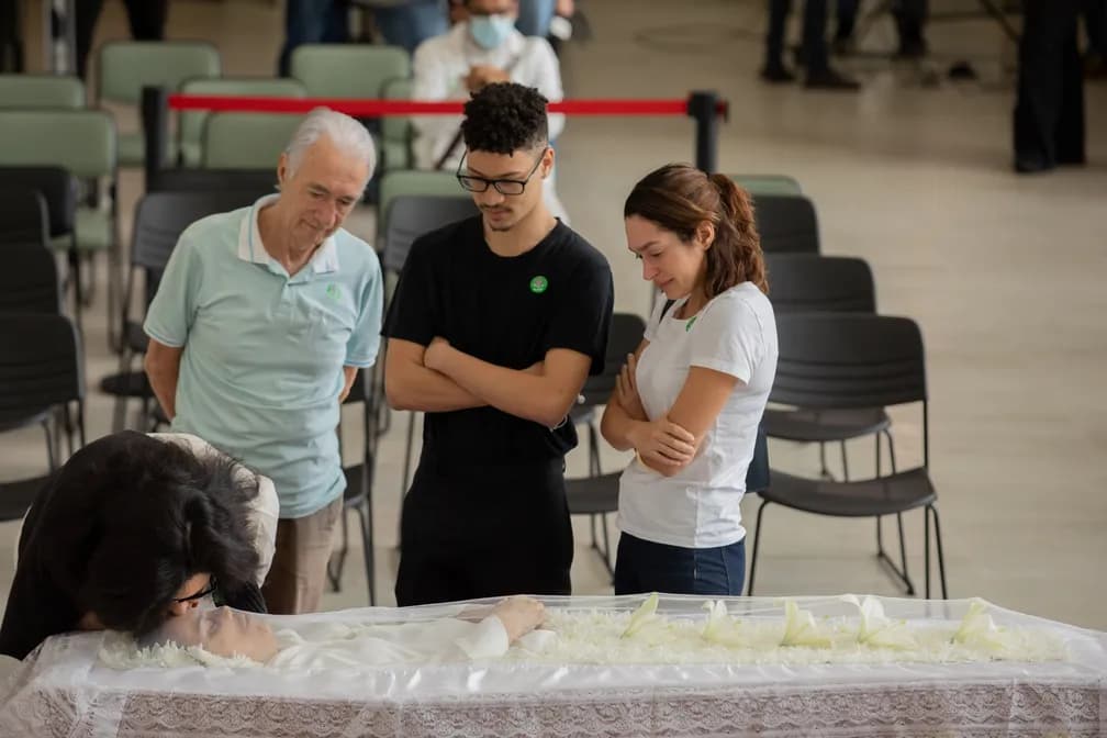 Filho de Gal Costa é fotografado no velório da cantora