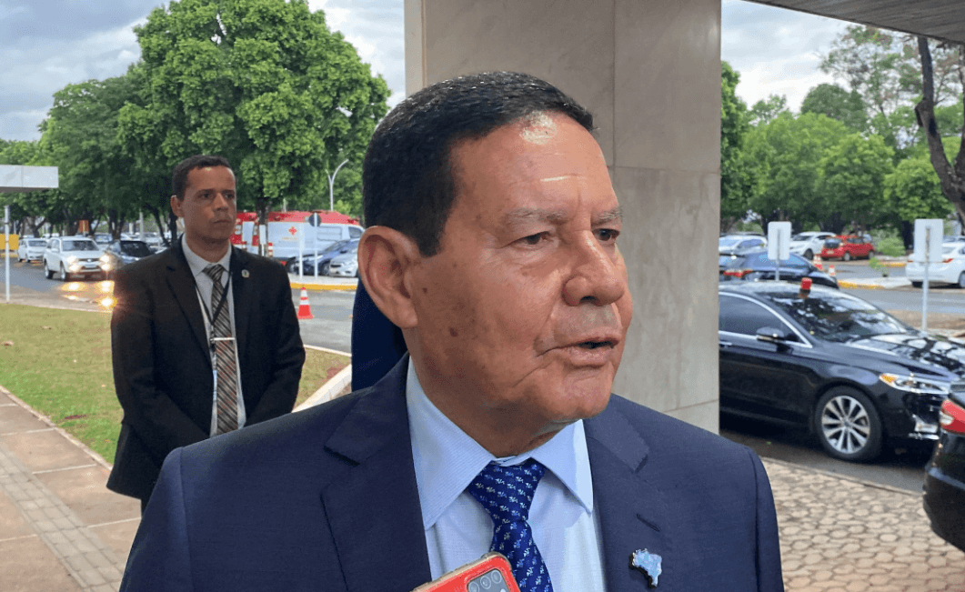 “Não adianta mais chorar”, diz Mourão sobre derrota de Bolsonaro