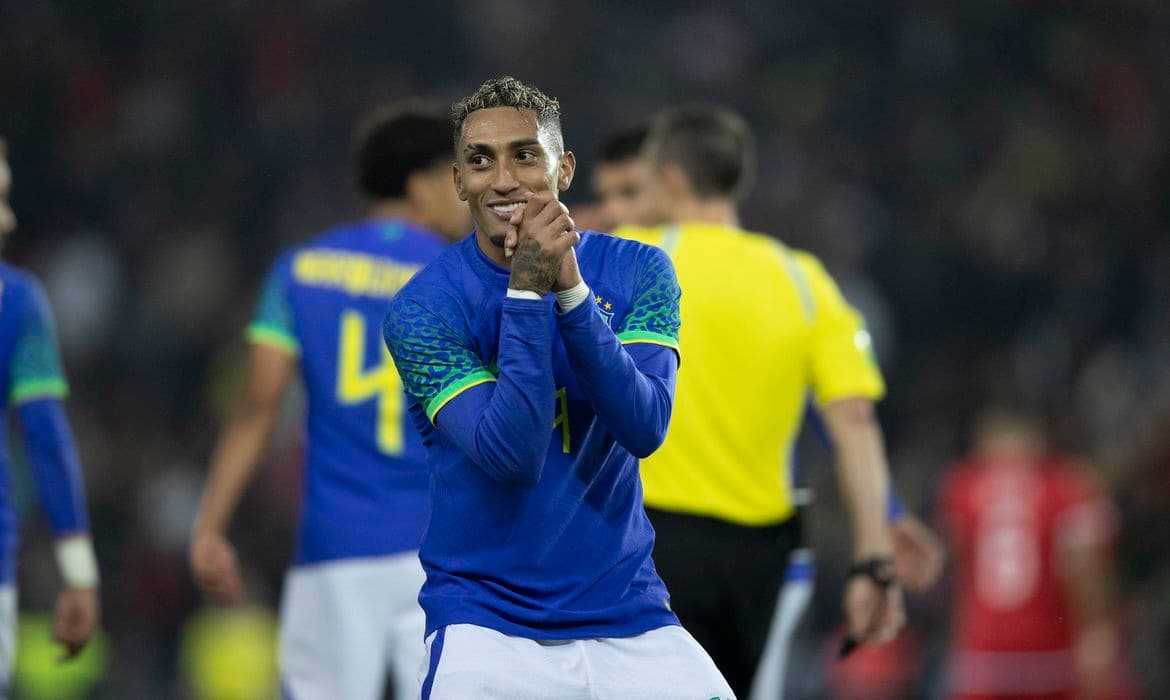 Raphinha diz que Brasil jogará Copa sob pressão do favoritismo