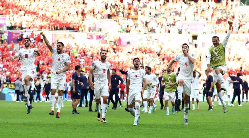 Irã vence País de Gales nos acréscimos em partida do Grupo B