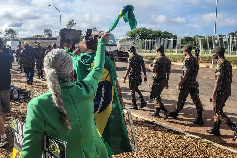 Tentativa de dispersar acampamento em Brasília acaba com agentes expulsos