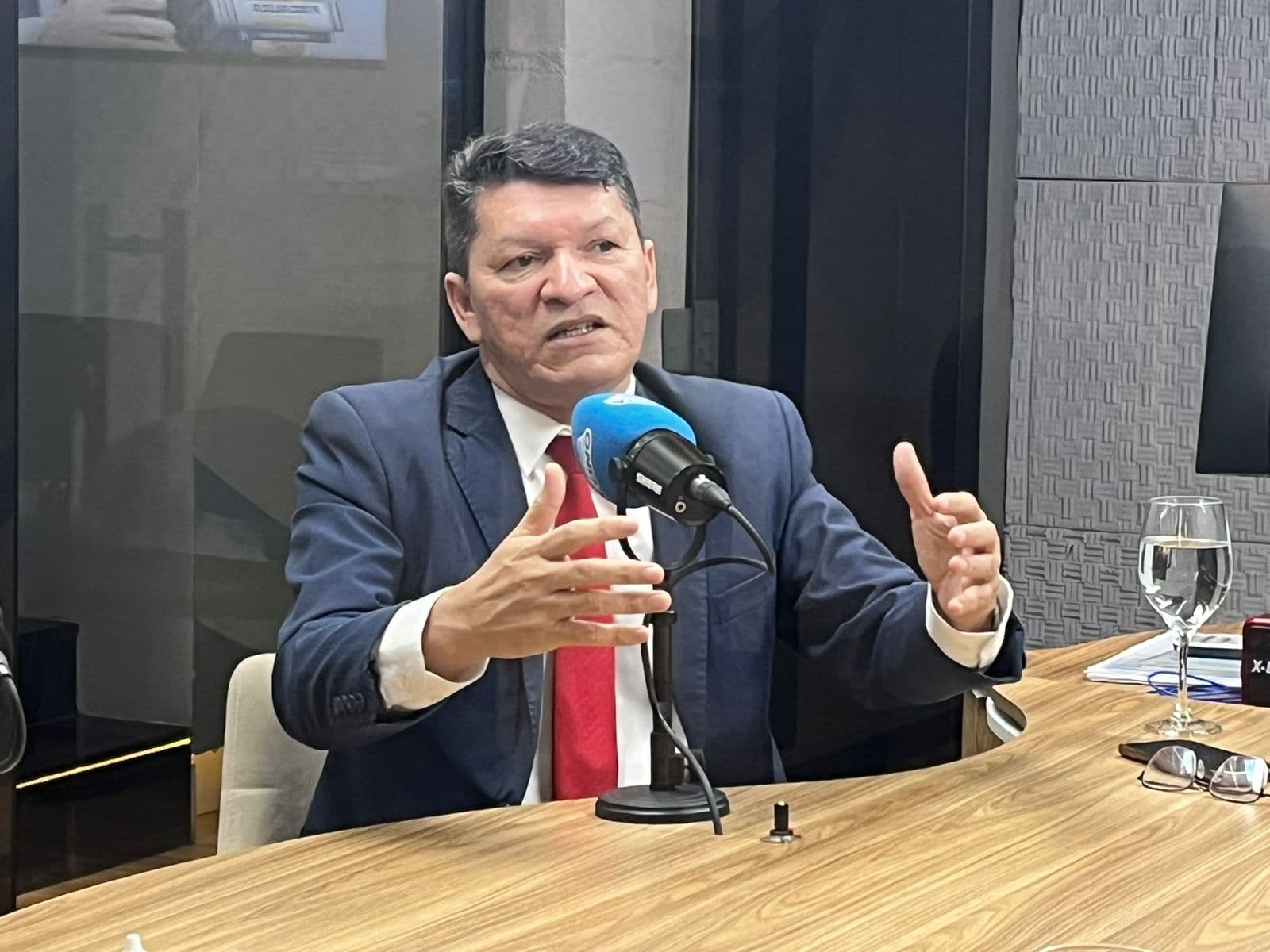 Carlos Santiago: “Intervenção militar no Brasil seria o caos, e não tem respaldo”