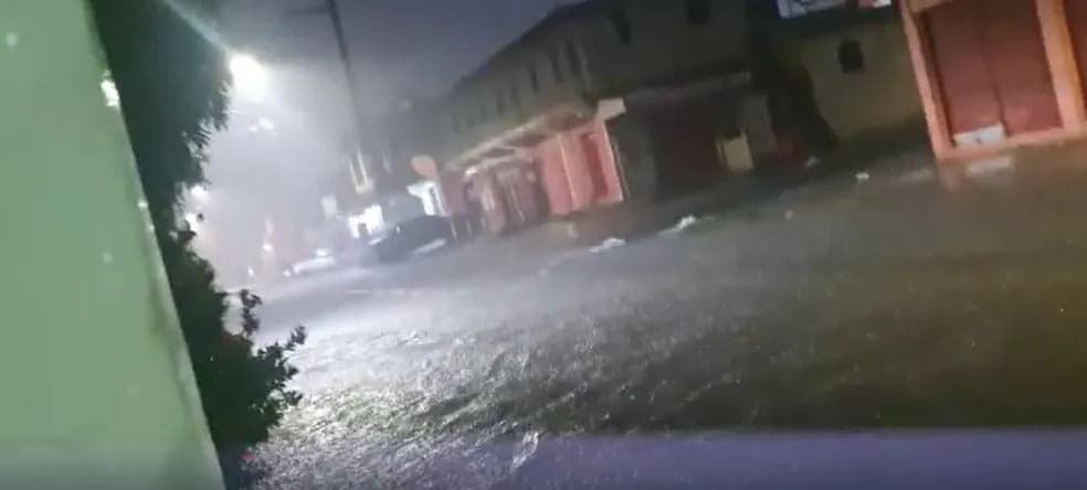 Chuva na madrugada causa destruição em Manaus: veja vídeos