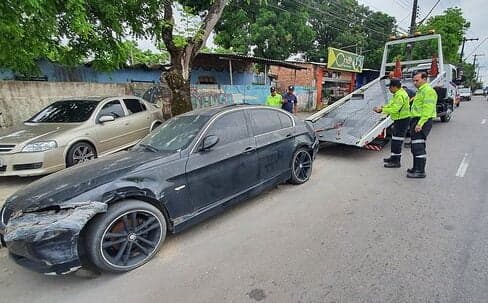 Veículos abandonados são removidos das ruas em Manaus