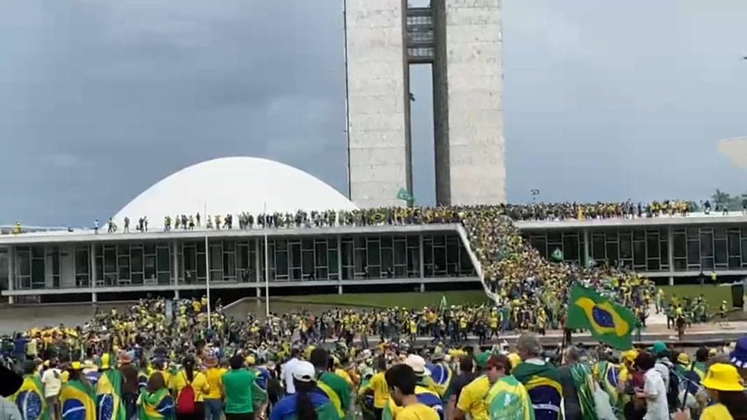 Vídeo: Bolsonaristas invadem Congresso Nacional em Brasília