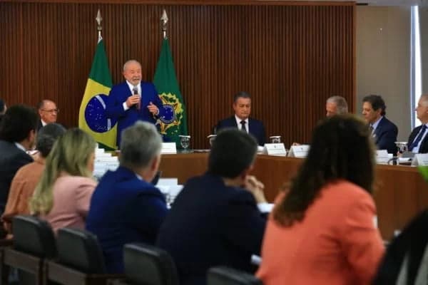 Lula faz 1ª reunião com ministros, “com hora só para começar”