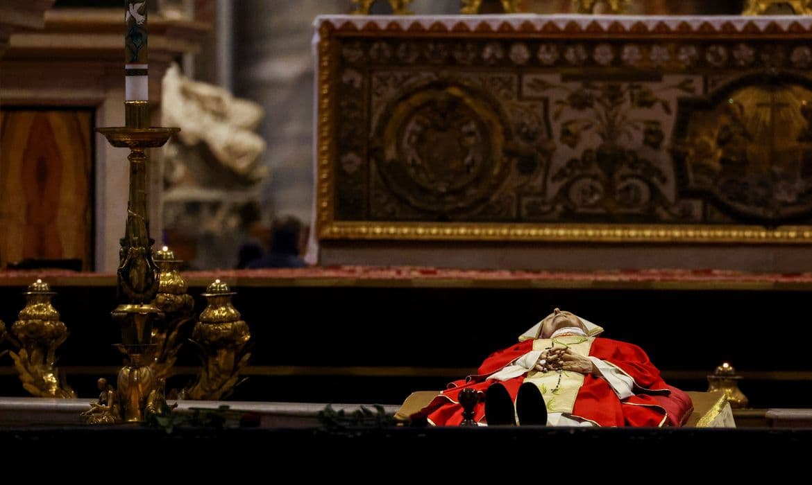 Velório do papa Bento XVI começa na basílica de São Pedro