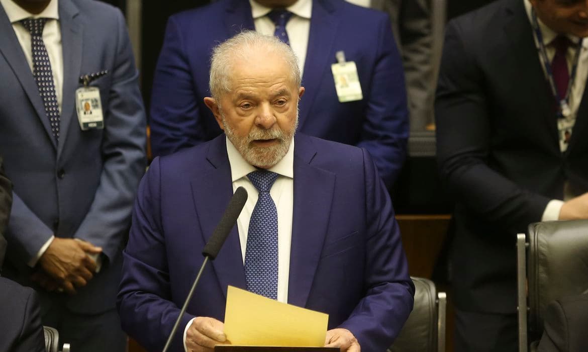Primeiro dia de trabalho de Lula rendeu 52 decretos e quatro MPS