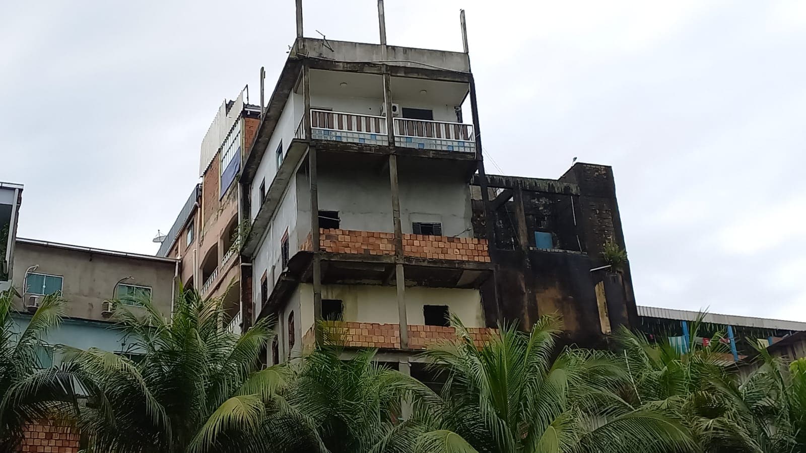 Prédio no bairro Educandos é interditado por risco de desabar