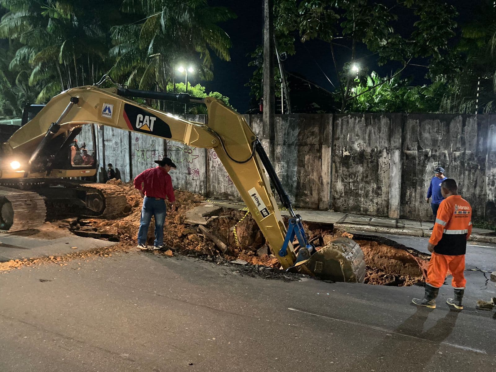 Forte chuva abre cratera em avenida no Japiim