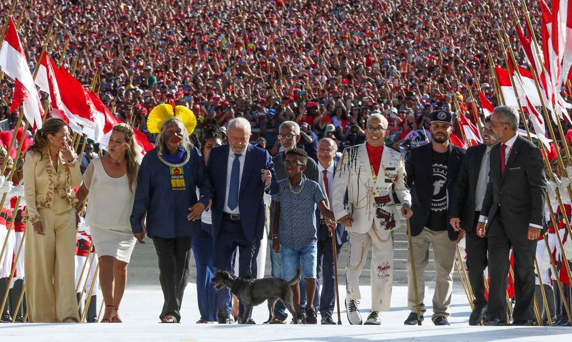 Lula recebe faixa de indígena, negro, mulher e pessoa com deficiência