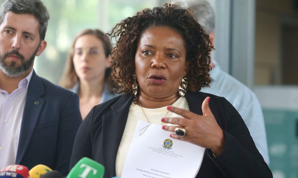 Ministra anuncia desbloqueio de quase R$1 bi para Lei Rouanet