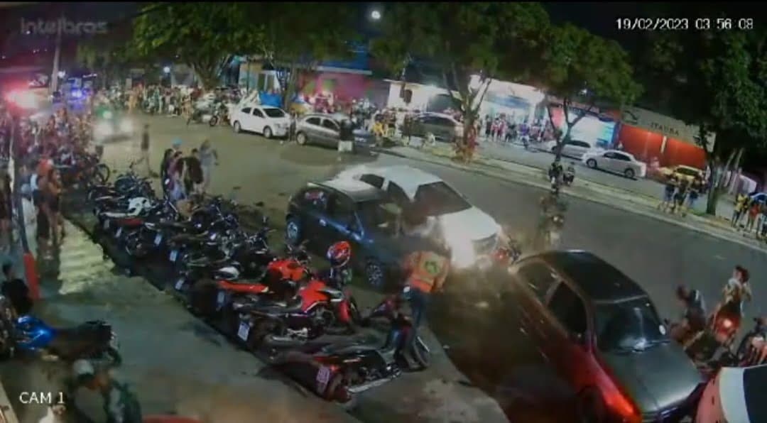 VÍDEO: Carro desgovernado atropela pessoas em avenida de Manaus