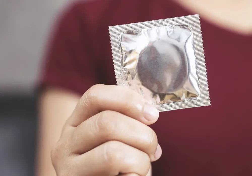 Anvisa manda suspender venda de lotes de camisinhas por defeito