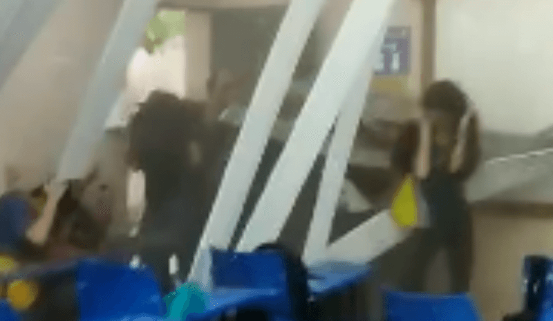 VÍDEO: Durante chuva, teto de escola desaba e alunos se ferem