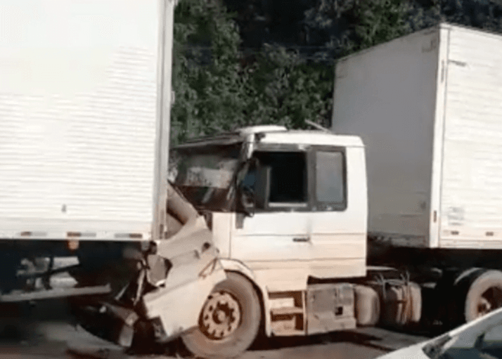 VÍDEO: Carretas colidem e bloqueiam parte da Av. Rodrigo Otávio