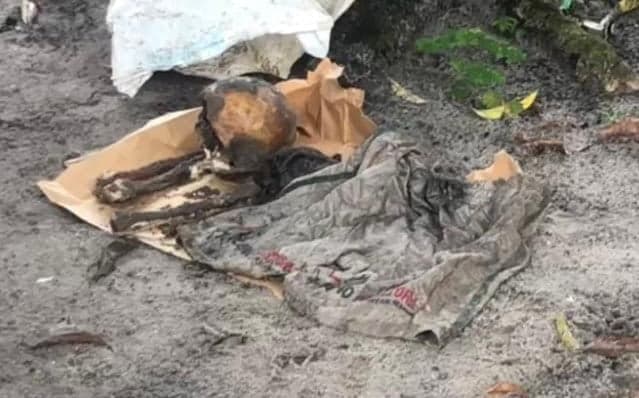 Mulher desenterra ossada alegando ser de filho desaparecido