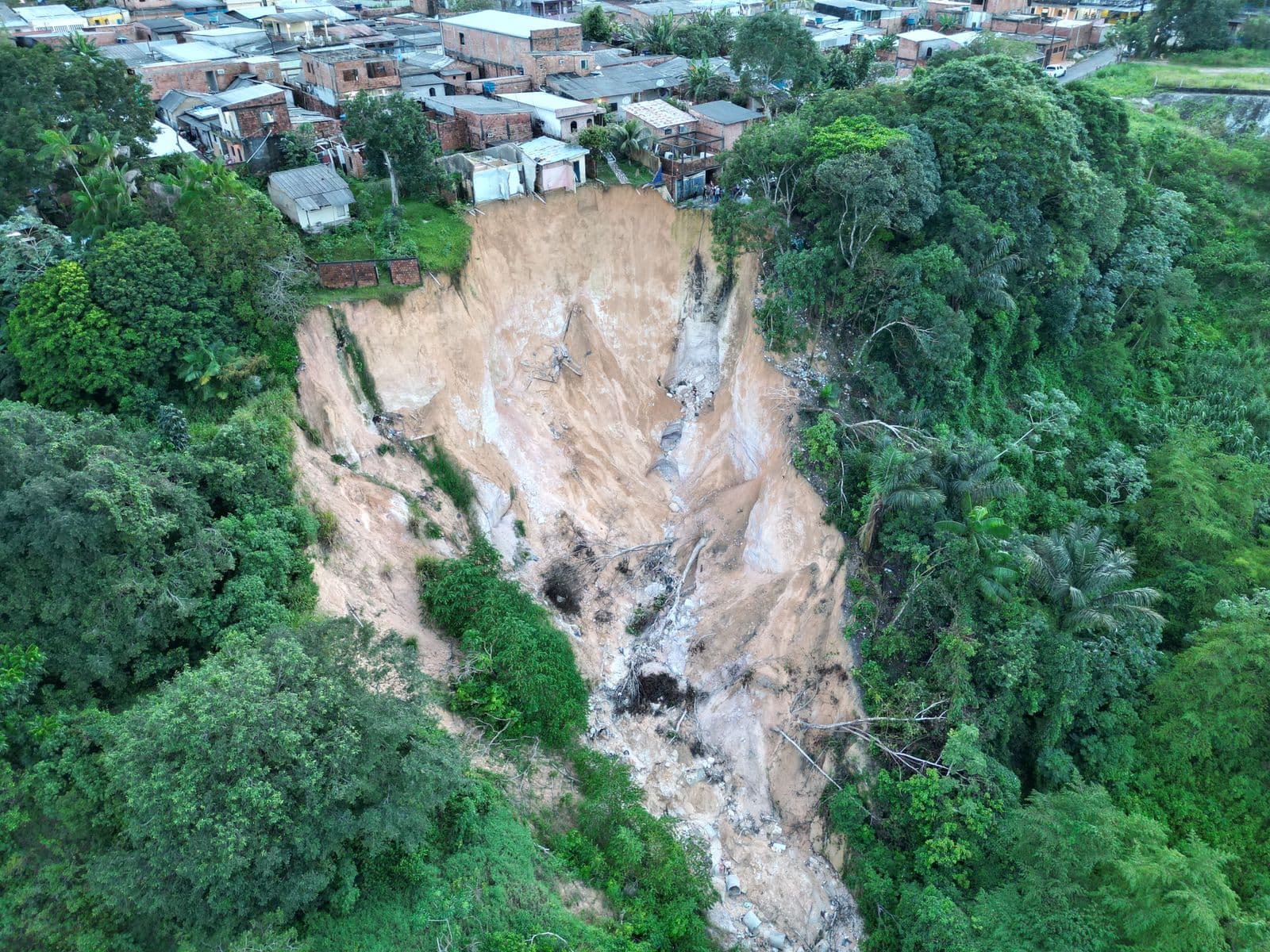 Ministério da Integração e do Desenvolvimento Regional repassa 979 mil reais a vítimas de chuva em Manaus